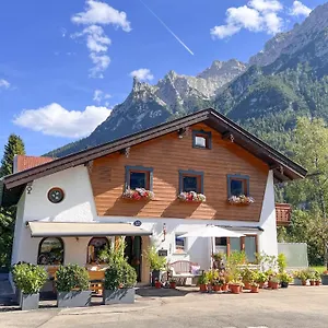 Gaestehaus Edlhuber Bed & Breakfast